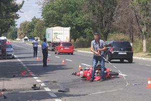 Alo,112, Politia, etc! Pericol la traficul rutier. Nelu Ovedenie, in dreptul portii, a trasat cu vopsea neagra peste linia continua de la drumul recent reabilitat