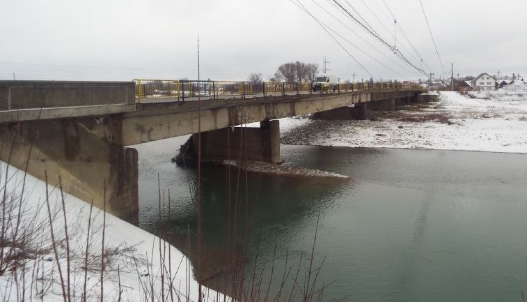 DRDP Iași anunță că podul de pe DN 2E din Vicovu de Sus va fi închis pentru reparații timp de un an. Traficul va fi deviat pe rute ocolitoare