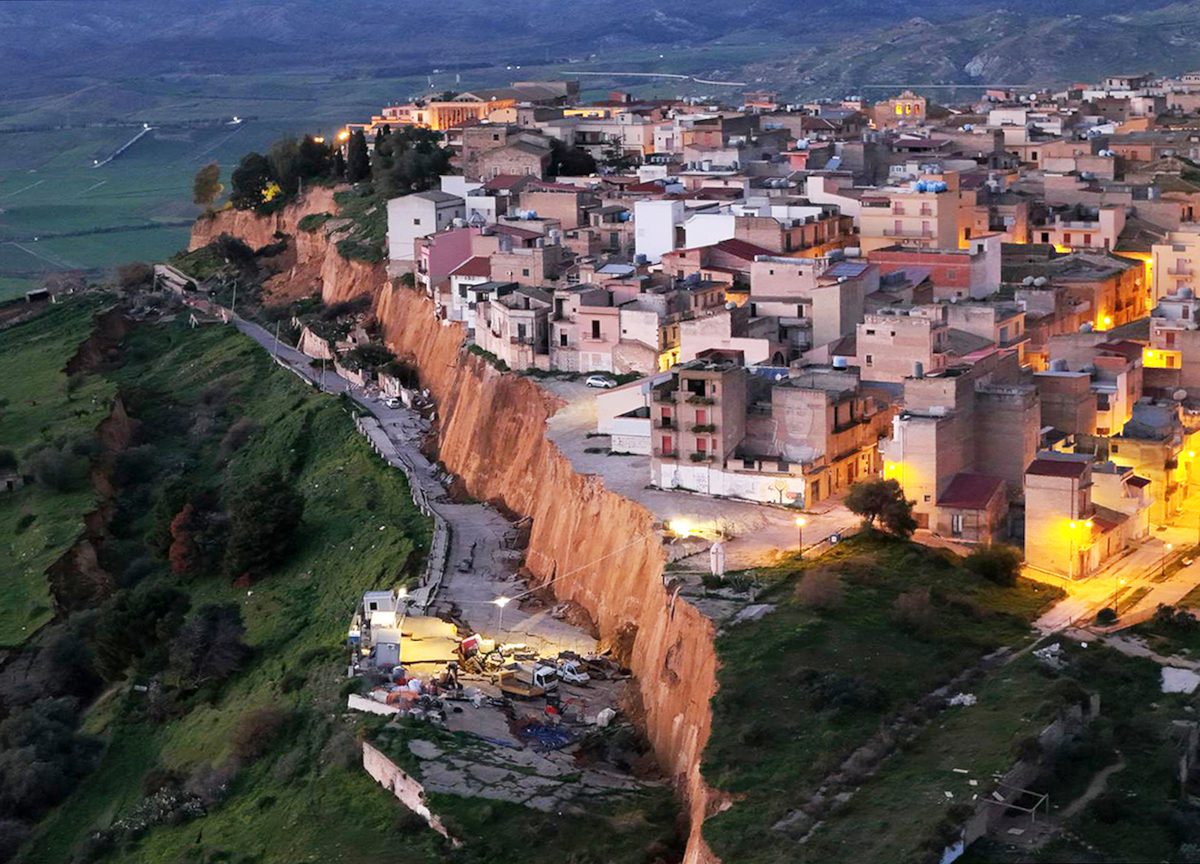 Frana a Niscemi, Ciciliano: Volumi superiori a quelli del Vajont. Scontro politico: le opposizioni vogliono Meloni in Aula