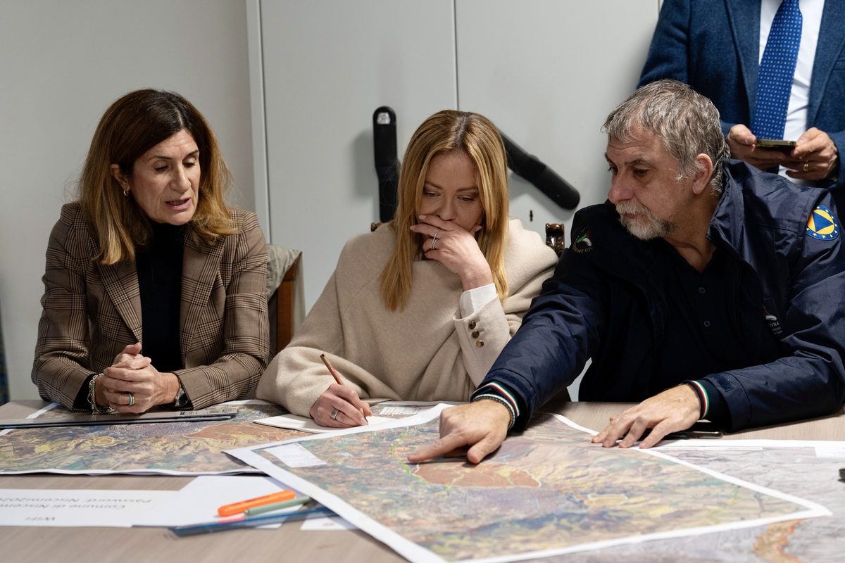 Frana a Niscemi, Meloni sorvola in elicottero le zone colpite: Non si ripeterà il 1997, agiremo celermente. La Procura di Gela apre un fascicolo per disastro colposo