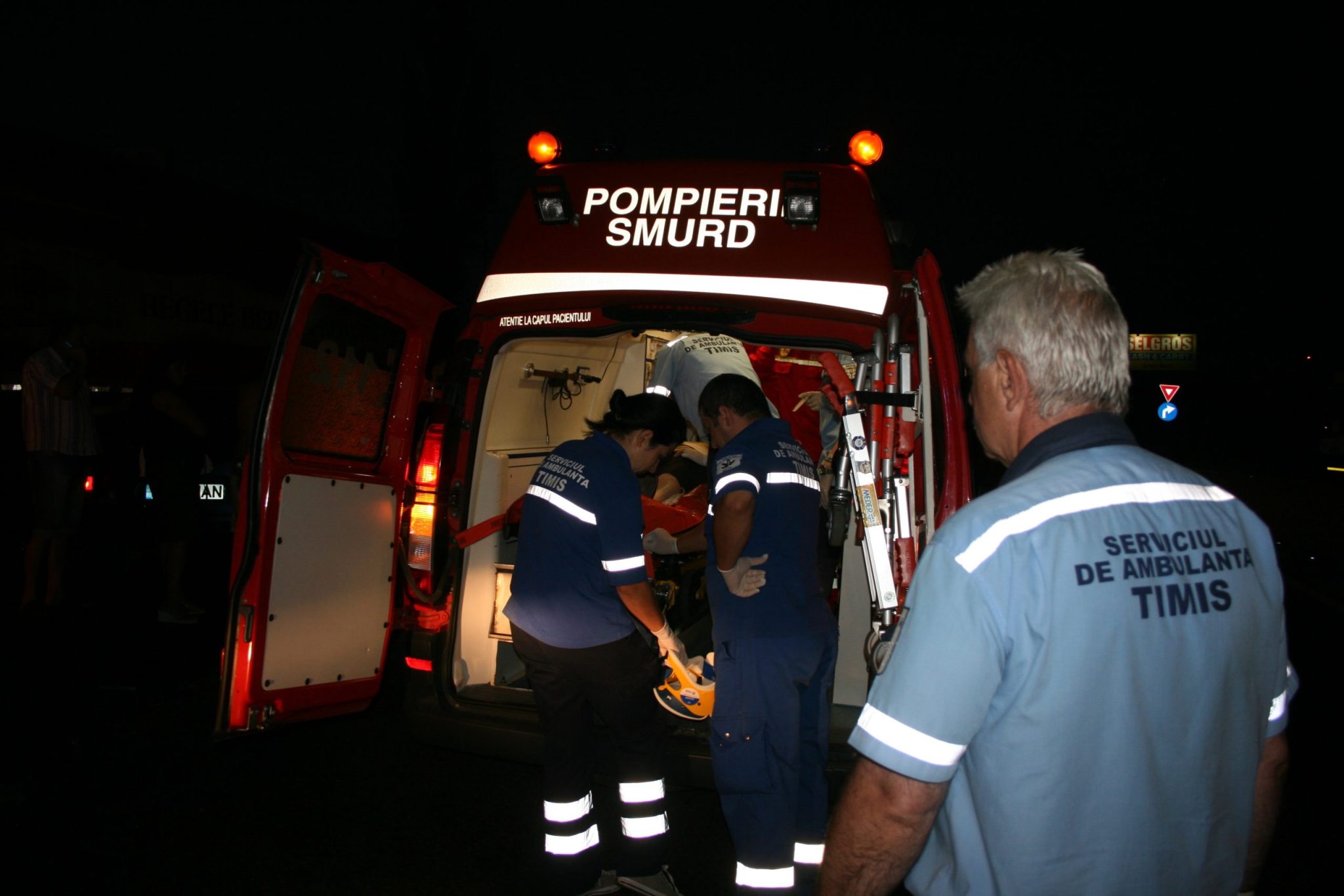 O tânără a ajuns la spital după ce un șofer a ignorat semaforul roșu și a provocat un accident într-o intersecție din Timișoara