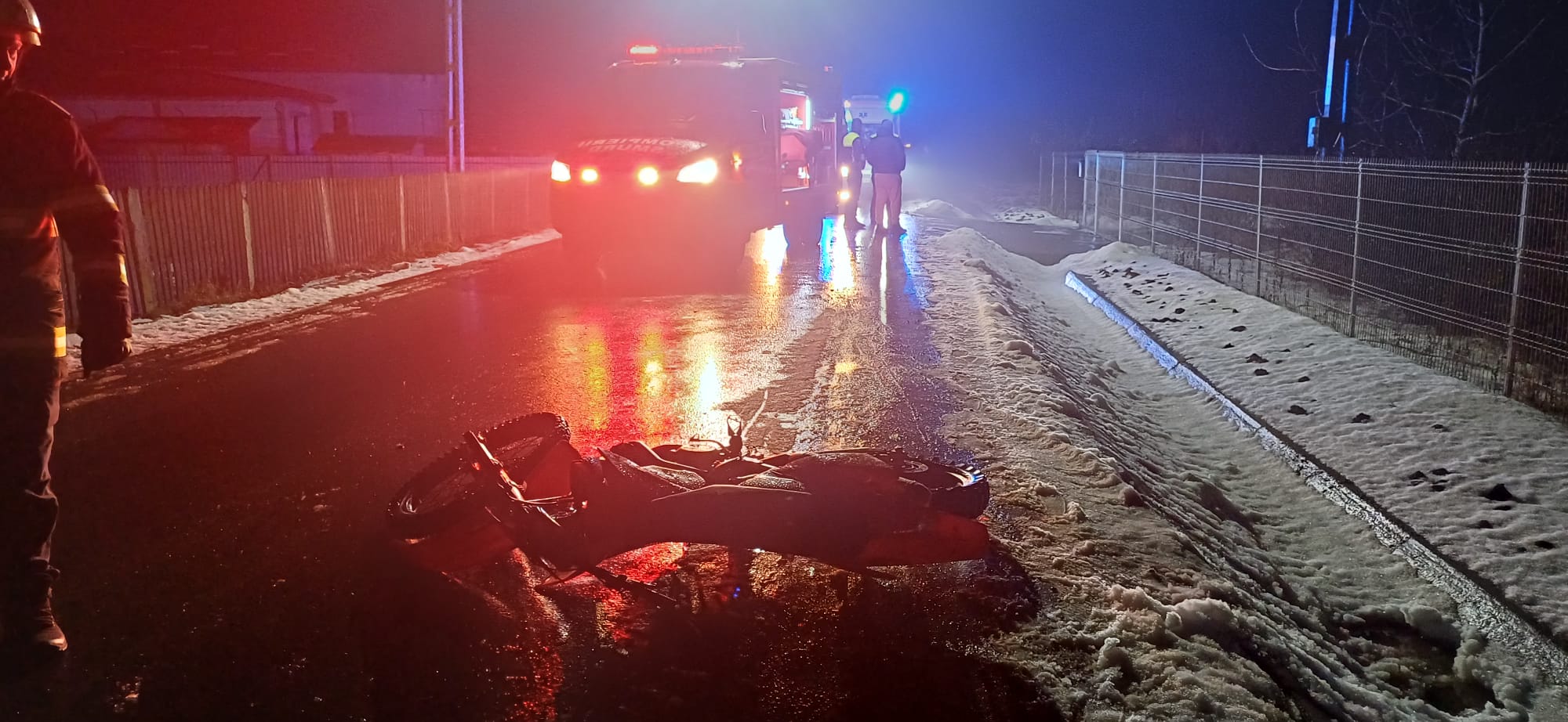 ”Motocicliștii” de 16 și 17 ani care s-au ciocnit aseară la Zvoriștea circulau cu viteză pe mijlocul drumului. Motocicletele nu erau înmatriculate