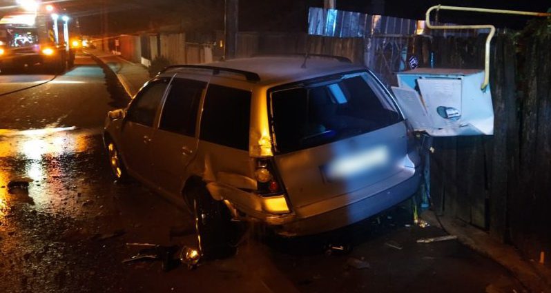 Un șofer de 19 ani fără permis a încercat să fugă de Poliție mergând cu viteză înapoi până s-a oprit într-un gard