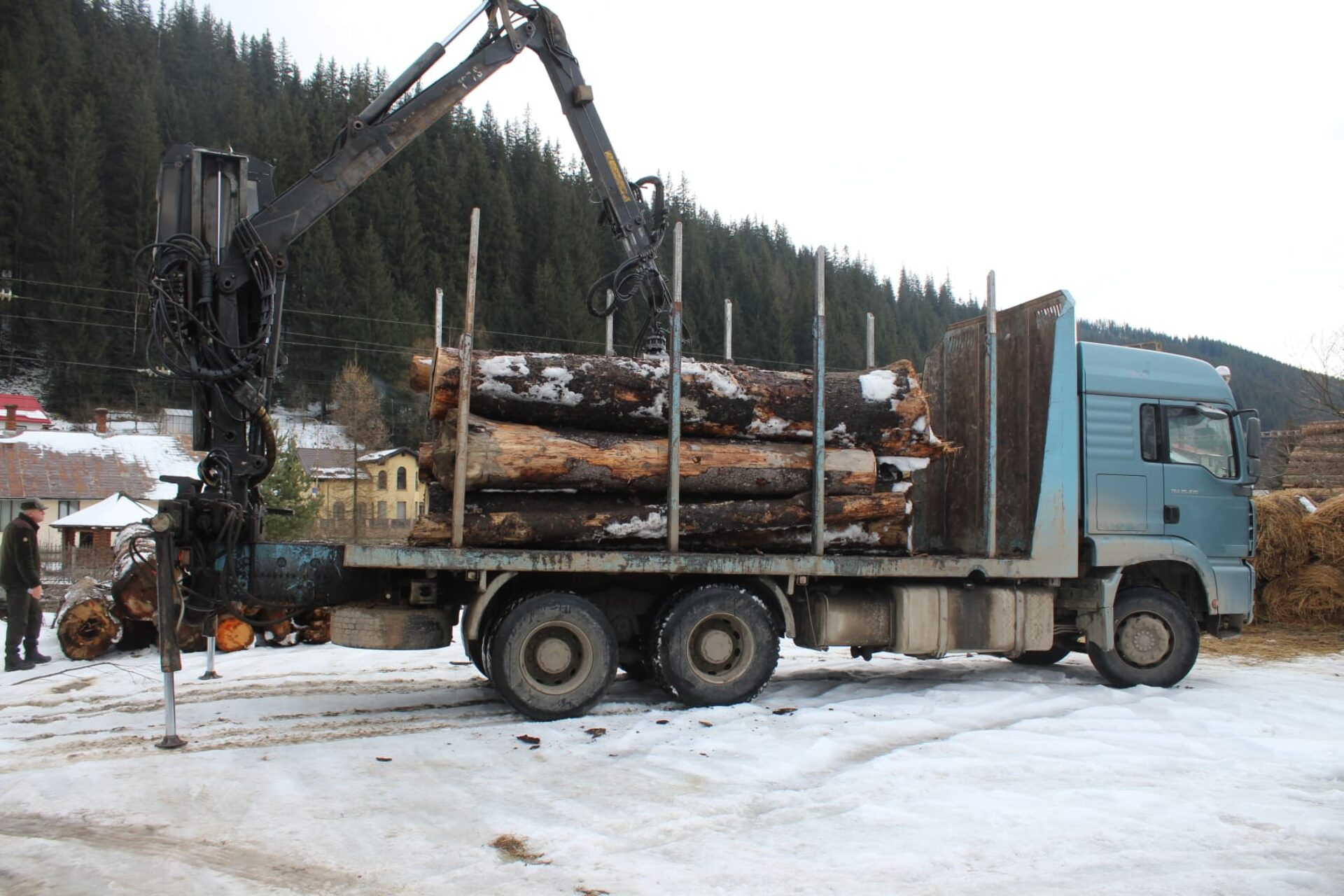 Camion în valoare de 25.000 de euro, confiscat după ce a fost folosit la un transport ilegal de material lemnos