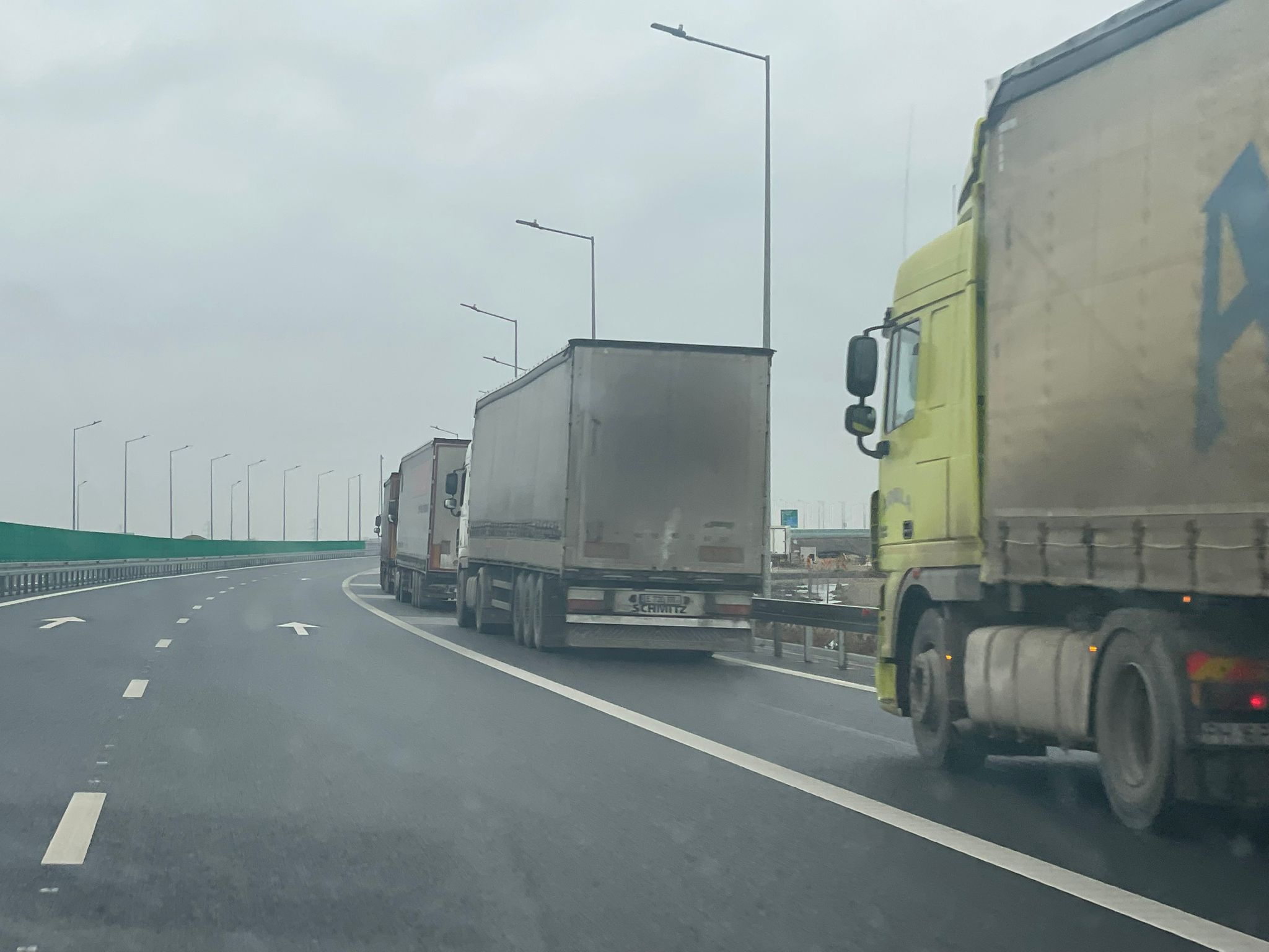 Cum poți intra într-o nenorocire pe A7! Ce făceau mai multe camioane sub nasul poliției! S-a evitat la timp! (FOTO)