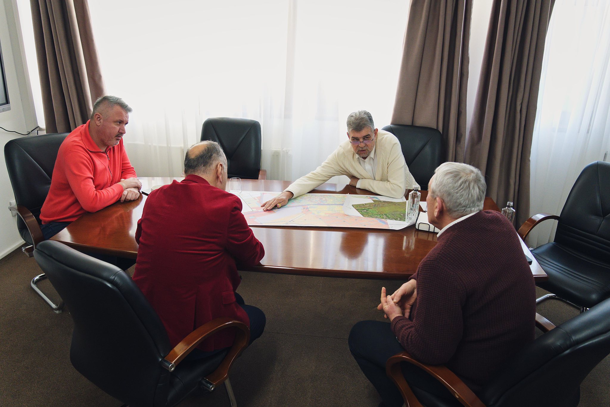 Prima întâlnire între oficiali și omul de afaceri care a donat terenul pentru noul spital. Omul de afaceri a renunțat să mai stea în umbră. S-a discutat despre un consorțiu medical județean