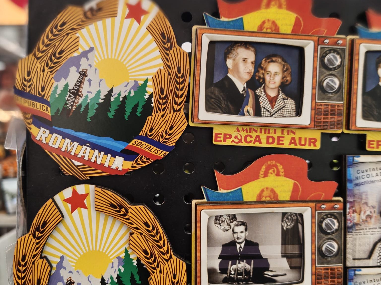 Produse cu chipul cuplului Ceaușescu, semnalate într-un centru comercial din Timișoara. Răspunsul autorităților