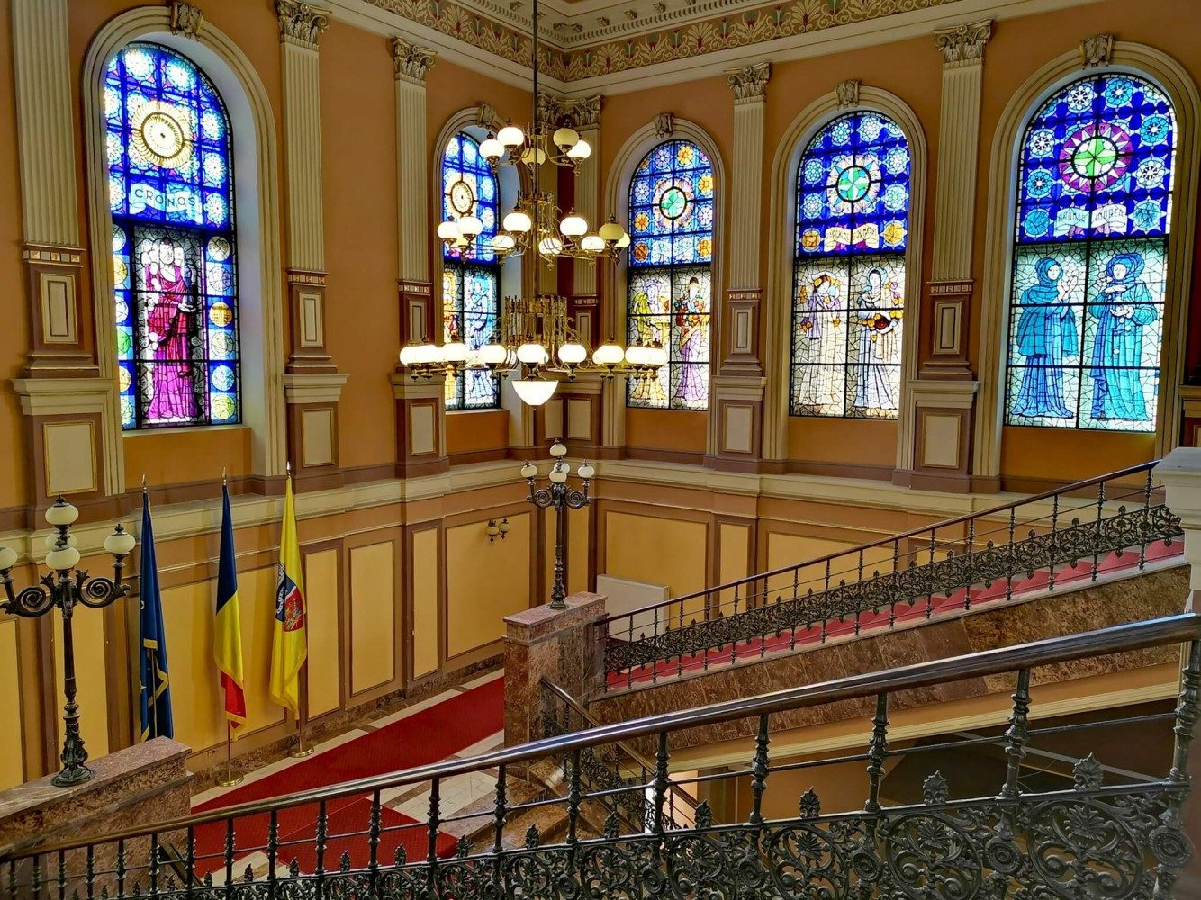 Capodopera lui Sever Frențiu, pe timbrele Romfilatelia: Vitraliile Palatului Administrativ din Arad devin ambasadori culturali în întreaga lume (foto)