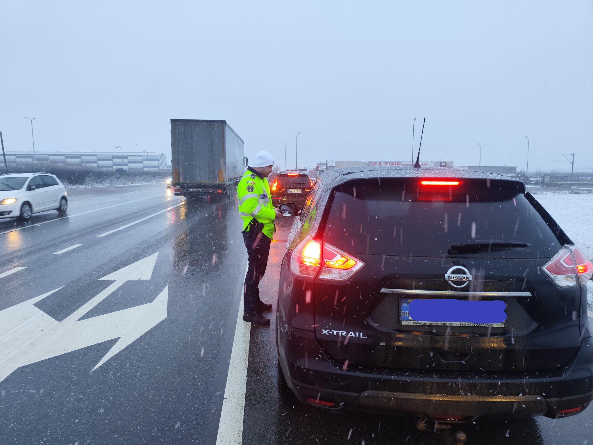 Echipajele de poliție acționează pentru siguranța circulației în condiții de iarnă
