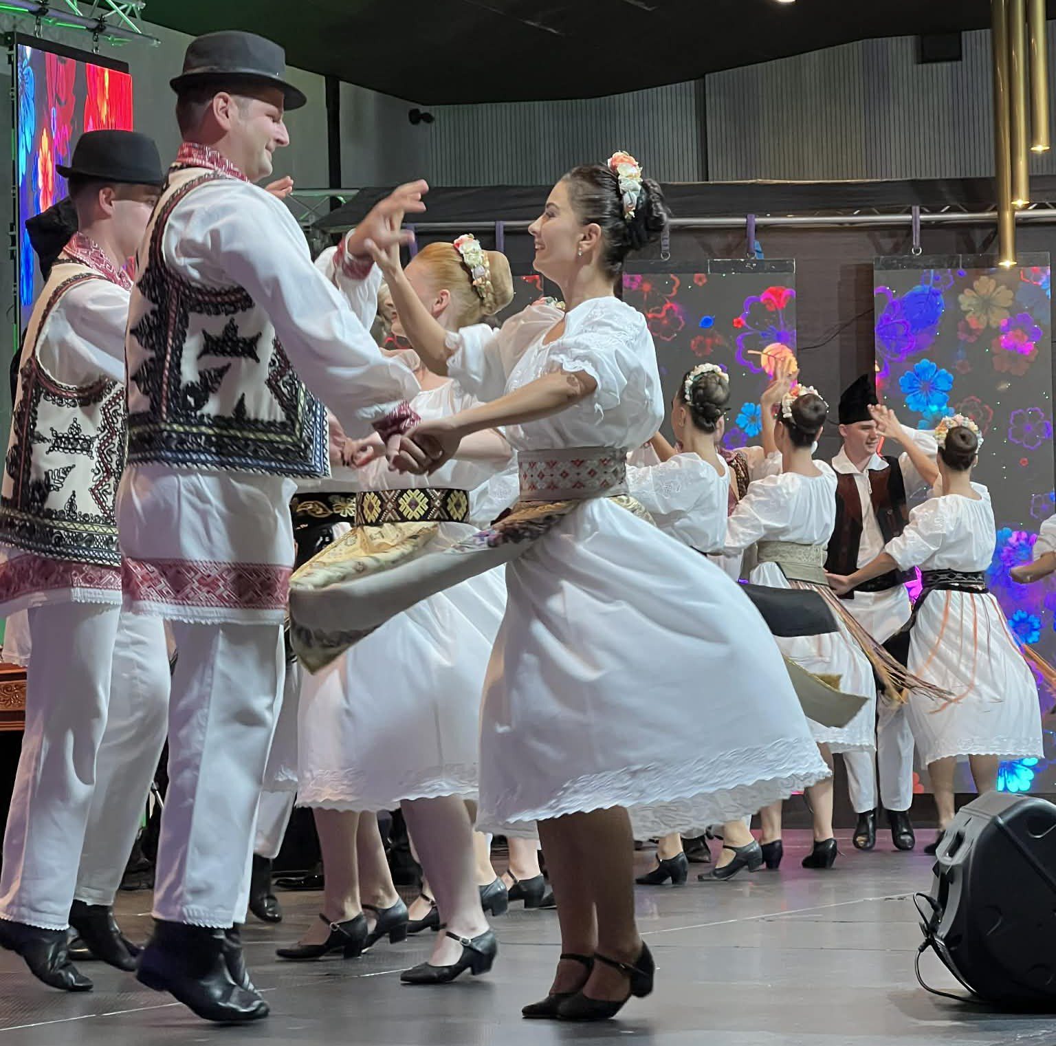 Lecția de horă și brâu! Dansuri populare, cu instructorul coregraf Denis Chira