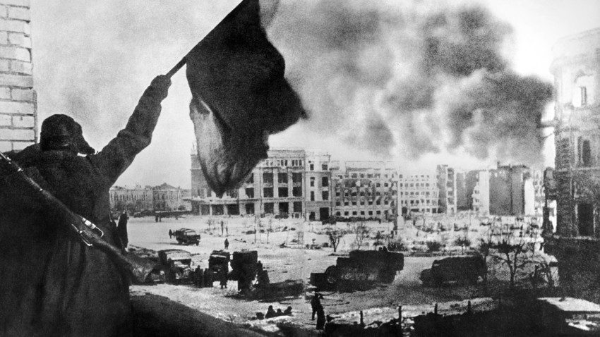 Armata a VI-a germană se predă la Stalingrad (1943)