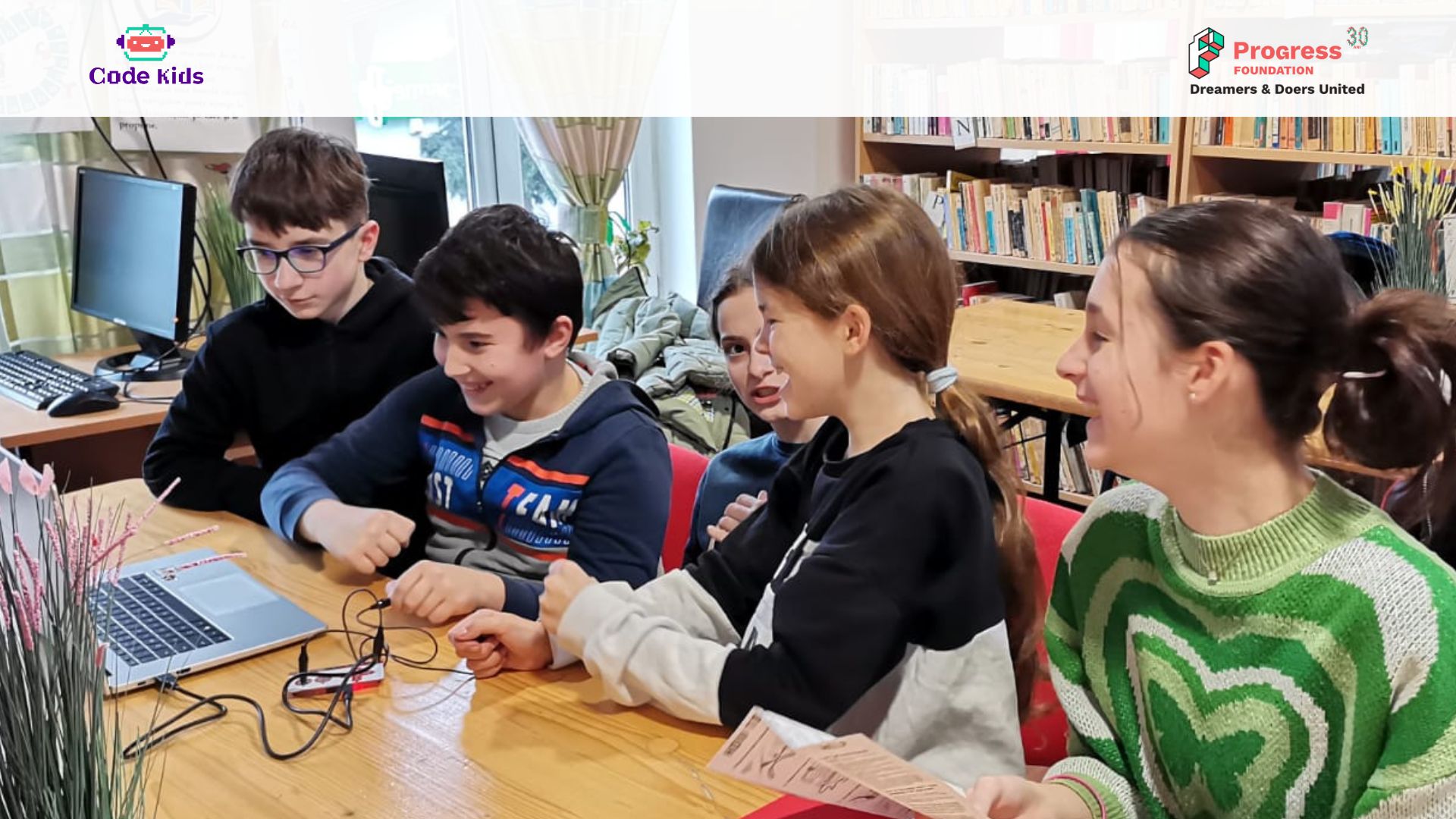 De 30 de ani în slujba educației: Fundația Progress lansează campania de deschidere de noi Cluburi CODE Kids în mediul rural și urban mic, unde copiii învață gratuit programare în bibliotecile publice sau în școli