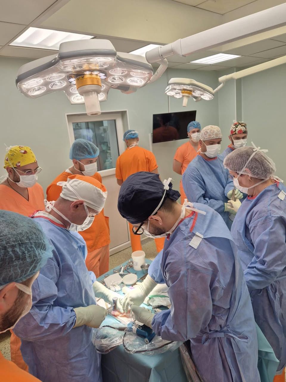 FOTO. Intervenție complexă la Spitalul Militar din Timișoara. Reconstrucție de genunchi cu grefe de la donator, pentru un pacient de 24 de ani