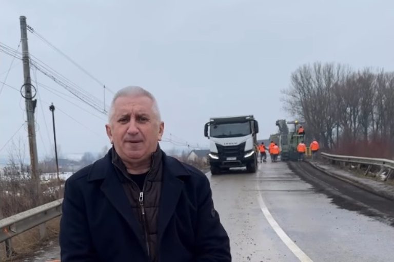 A început reabilitarea totală a podului care face legătura dintre orașul Vicovu de Sus și comuna Vicovu de Jos. Vezi rutele ocolitoare recomandate