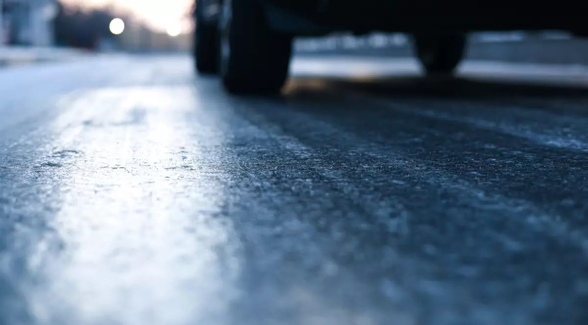 Ciocnire între două mașini la Doroteia pe fondul neadaptării vitezei la drumul umed și lunecos