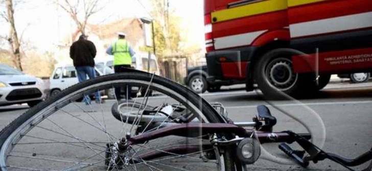 A lovit un biciclist și a fugit ca un laș. Șoferul, prins de polițiști, era rupt de beat