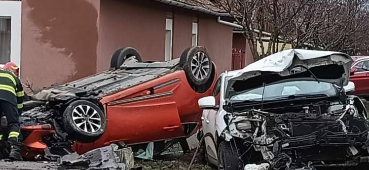 Momentul impactului a fost filmat. Mașină răsturnată lângă Timișoara. O fetiță de 10 ani și mama ei au fost rănite. VIDEO