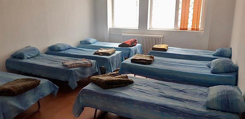 LA BUZĂU, ADĂPOSTUL PENTRU OAMENII STRĂZII ESTE PLIN