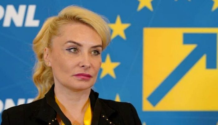 O avocata din Baroul Bucuresti a fost arestata preventiv, dupa ce a fost prinsa in flagrant primind mita 60.000 de euro. Era insotita de un fals “general” SIE