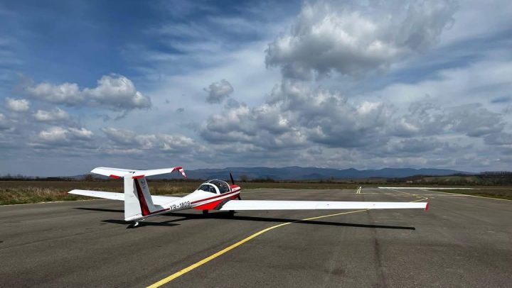 Vrei sa inveti sa zbori? Aeroclubul Teritorial „Octavian Ulici” Caransebes are cursul de pilot potrivit pentru tine, dar si salturi cu parasuta in tandem (P)