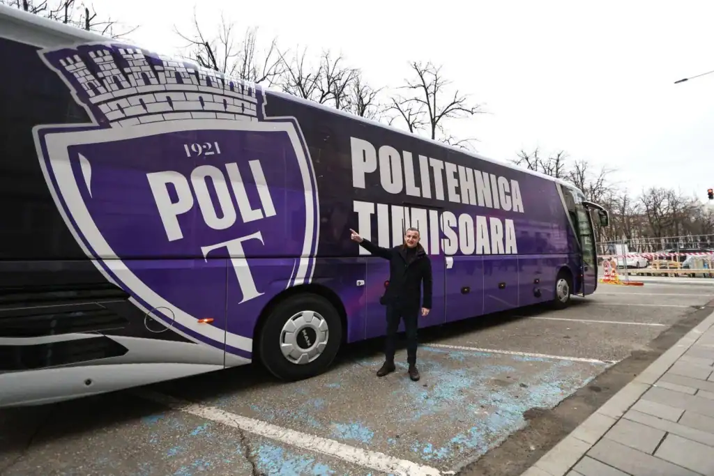 Autobuz Poli Timișoara pentru promovarea Vocea Timișului în Timișoara.