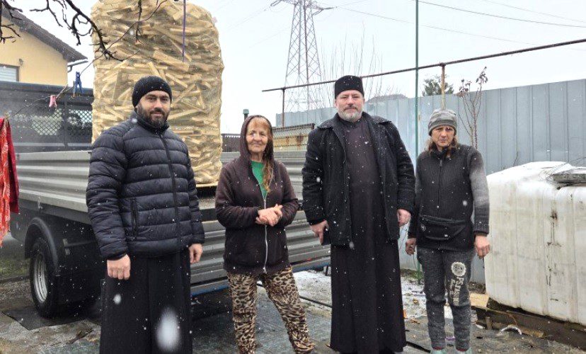 FOTO. Parohia Râureni a oferit lemne de foc unor familii aflate în situații de risc social – Gazeta Vâlceană