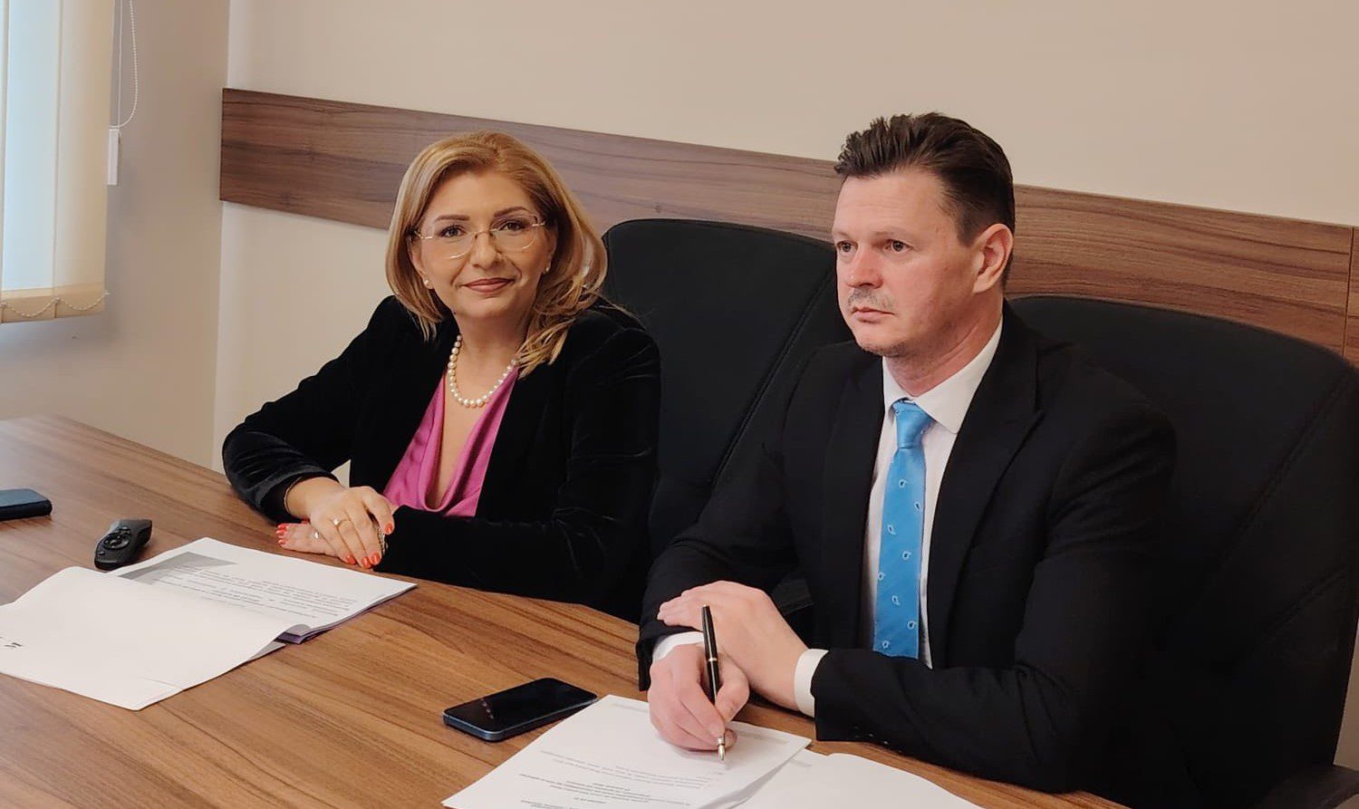 Grupul de Lucru Mixt pentru Romi Suceava și-a prezentat raportul de activitate pe 2025. Subprefectul Bogdan Păstrăv: ” Instituția Prefectului susține măsurile care contribuie la îmbunătățirea condițiilor de viață ale acestora” (foto)