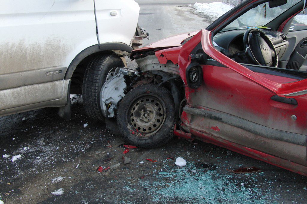 A intrat pe contrasens încercând o depășire riscantă și a lovit în plin o mașină condusă de o șoferiță