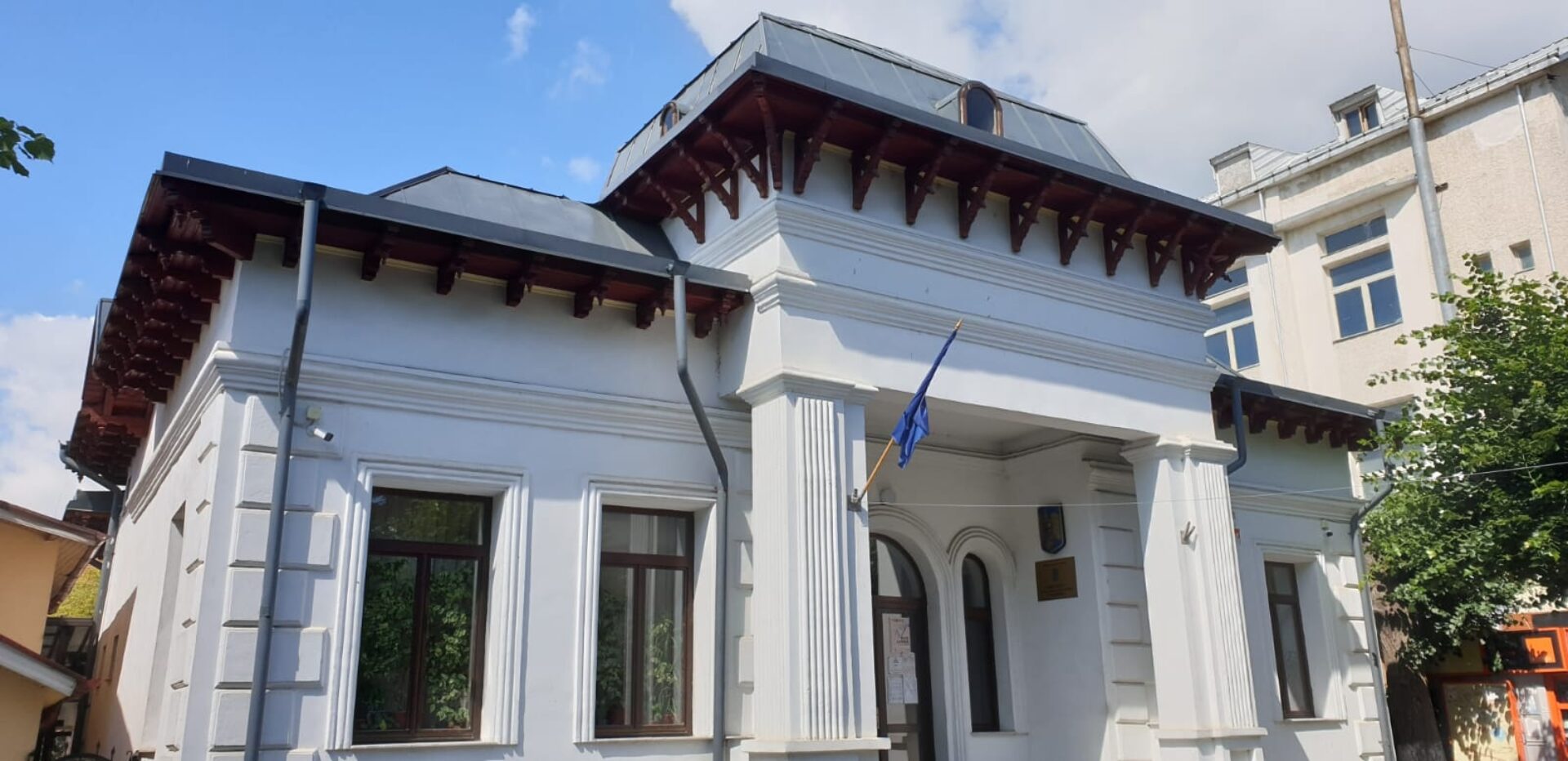 Doi indivizi, anchetați pentru furt și pentru că i-au scos doi dinți unei victime