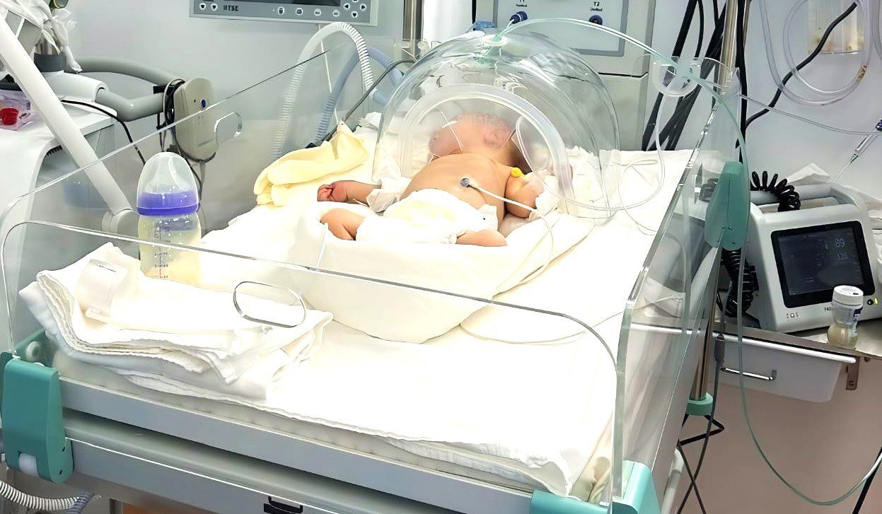 FETIȚA DE TREI LUNI a unui vâlcean, transportată la spital, după ce mașina condusă de tatăl ei a fost