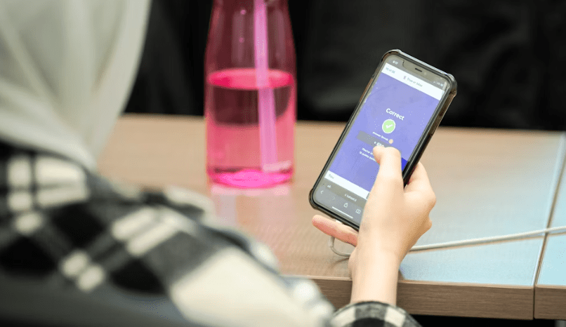 Suedia | Guvernul vrea să interzică total telefoanele mobile în școli, pentru a se asigura că elevii se concentrează doar asupra procesului de învățare