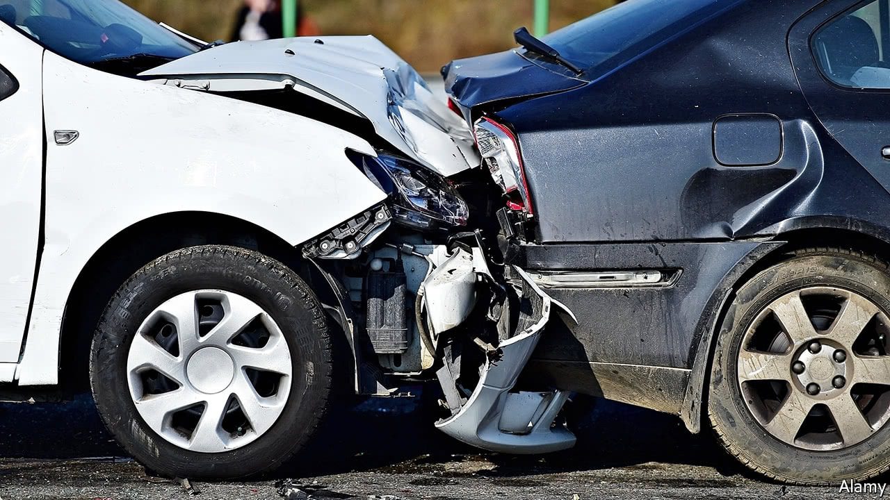 Accident ca la biliard produs de șoferul unui BMW pe E85 la Cumpărătura