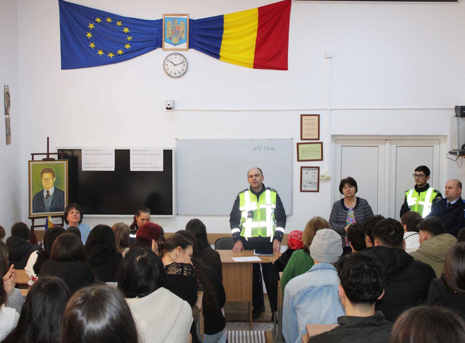 Dialog al jandarmilor tulceni cu elevii despre prevenirea faptelor antisociale