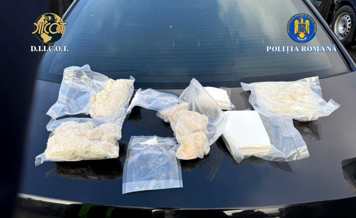 Flagrant! Traficanti de droguri saltati de mascati, in Timisoara, in timp ce vindeau 750 grame de cocaina si 3,3 kg de “Cristal”