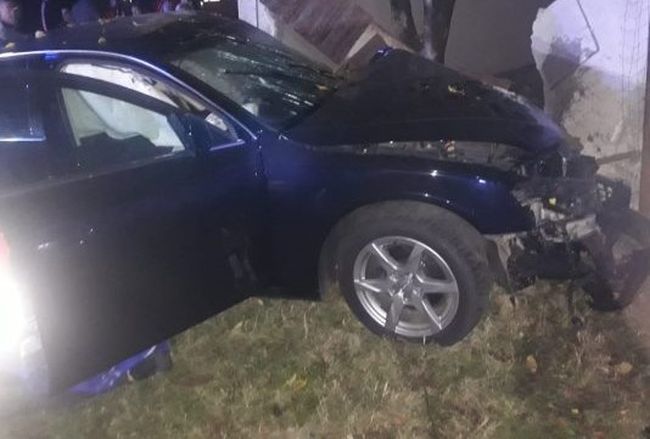 Un șmecher de 20 de ani din Lisaura s-a izbit cu BMW-ul în gardul unei case