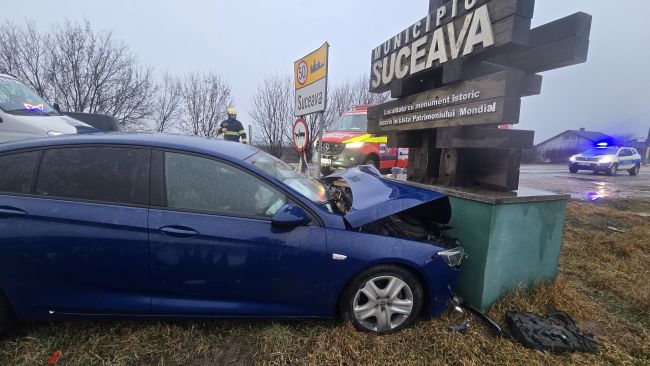 Un șofer neatent s-a izbit cu mașina în indicatorul de intrare în Suceava dinspre Rădăuți