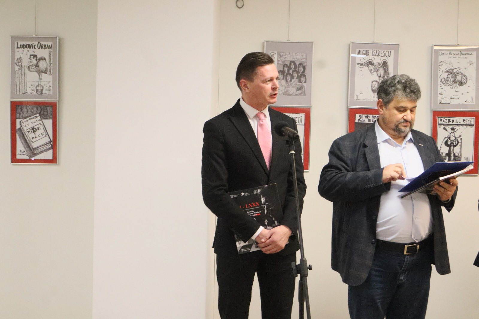 Expoziție Mihai Pînzaru-PIM la Muzeul de Istorie Suceava. Subprefectul Bogdan Păstrăv: ”Lucrările maestrului PIM ne invită la reflecție asupra realităților sociale și politice, prin forța satirei și a artei angajate” (foto)