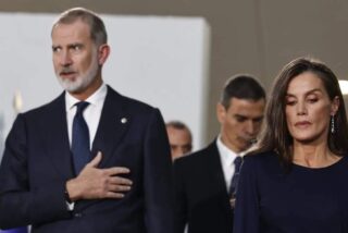 el-rey-felipe-y-la-reina-letizia-con-sanchez-detras-en-el-funeral-de-l-320x214-1-30 Naranjo sacude a Sánchez por su "indecencia inhumana" y de paso atiza a los Reyes: "¡Aceptan sin rechistar!"