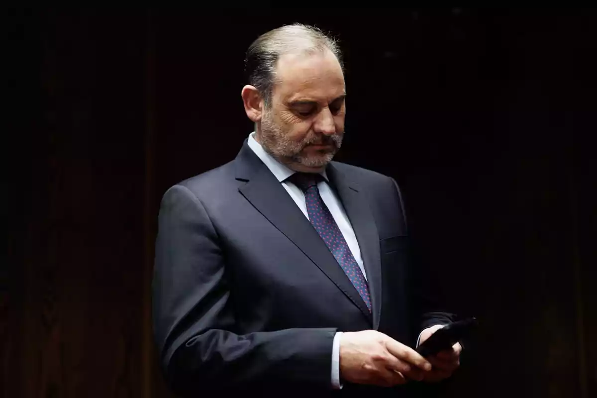 Ábalos se jubila tras renunciar a su escaño para poder ‘vivir’