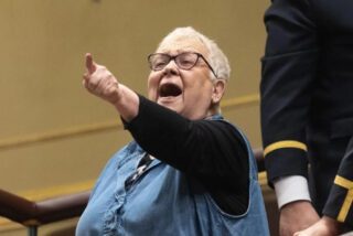 Felicitas Velázquez, la activista okupa de Sumar que interrumpió el pleno extraordinario del 'decreto ómnibus'