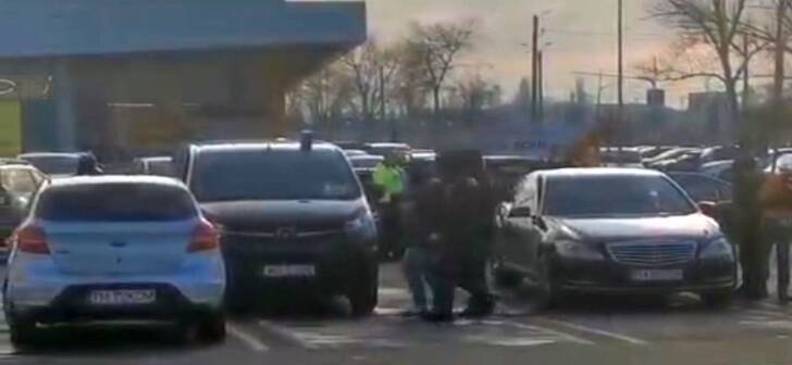 VIDEO. Traficanți prinși în flagrant lângă Timișoara. Tranzacție cu cocaină de 50.000 de euro în parcarea unui magazin