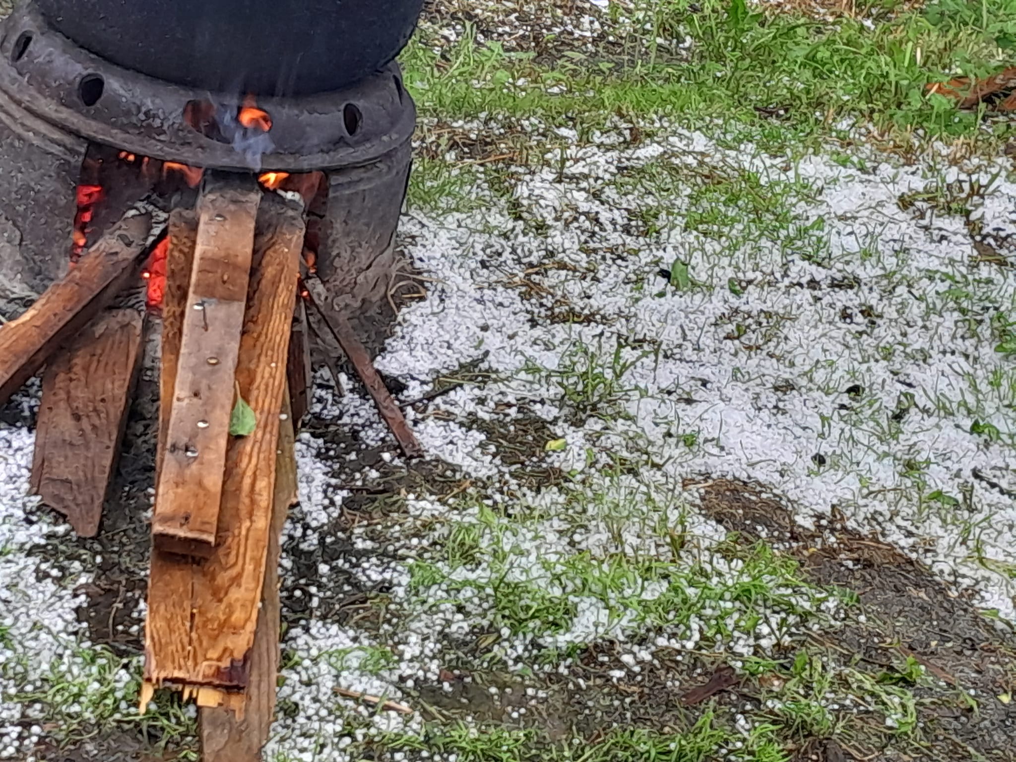 Fermierii, la mila cerului: sistemul antigrindină rămâne blocat, în timp ce viile și livezile sunt sub amenințare