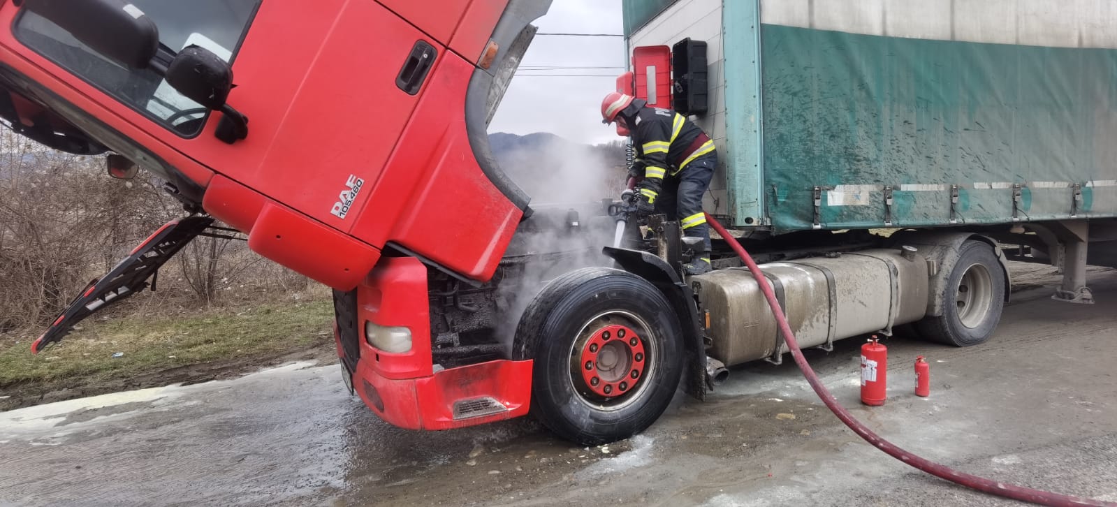 ULTIMA ORĂ! Autocamion încărcat cu peleți, cuprins de flăcări la Valea Sării! Șoferul a suferit un atac de panică