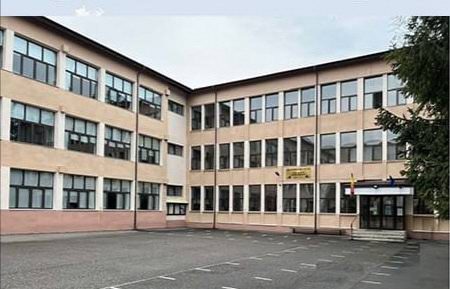 Fapte șocante într-un liceu din Râmnicu Vâlcea. O elevă a chiulit în cabina portarului – Gazeta Vâlceană