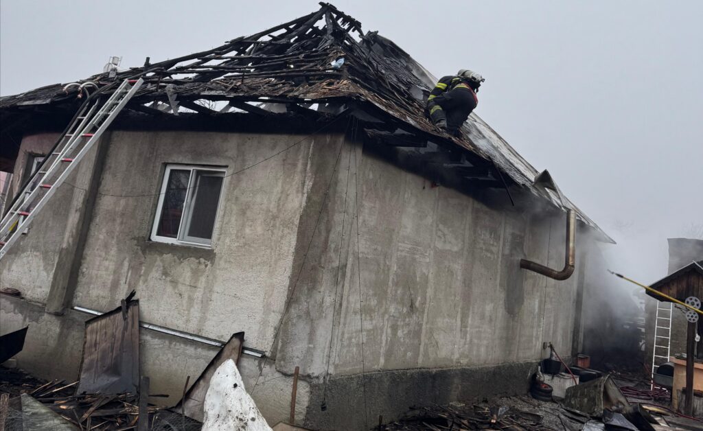 IMAGINI. Dimineața de sâmbătă a început cum nu se poate mai rău. INCENDIU la Zătreni – Gazeta Vâlceană