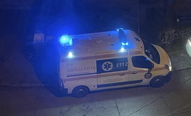 Accident într-o intersecție din Timișoara, după ce un șofer a trecut pe culoarea roșie a semaforului. O tânără a fost rănită