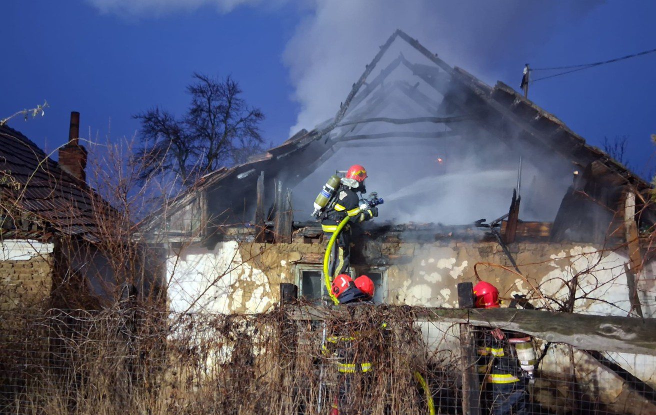 Tragedie în vestul țării! Un bărbat a fost găsit carbonizat, după ce casa i-a luat foc!
