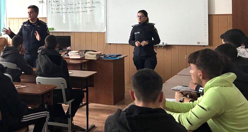 FOTO. Elevii de la Liceul „General Magheru” și de la Școala Colonie, vizitați de polițiști – Gazeta Vâlceană