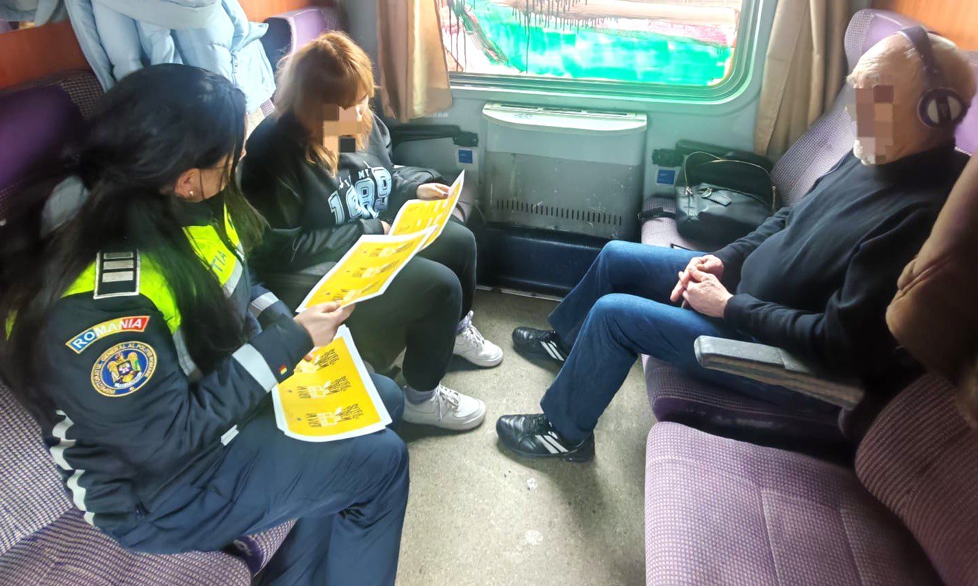 IMAGINI în articol. O nouă acțiune a polițiștilor în trenurile personale care circulă pe ruta Călimănești –