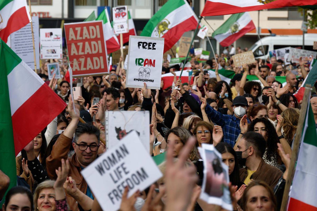 Las razones por las que el régimen de los ayatolás en Irán no termina de desmoronarse